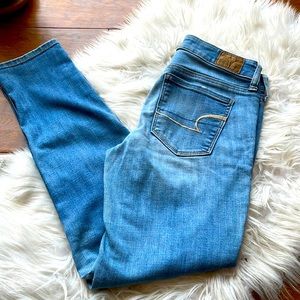 AE size 4 Skinny jeans